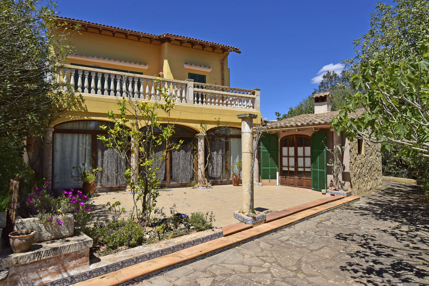 Finca Camp Roig in a quiet location with pool and guest house in Felanitx