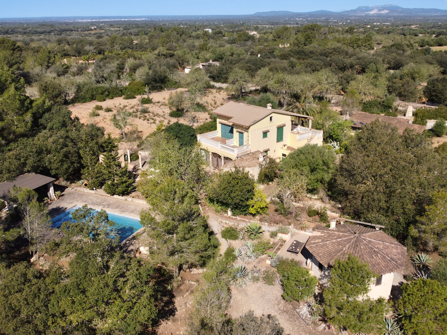 Finca Camp Roig en una zona tranquila con piscina y casa de huéspedes en Felanitx