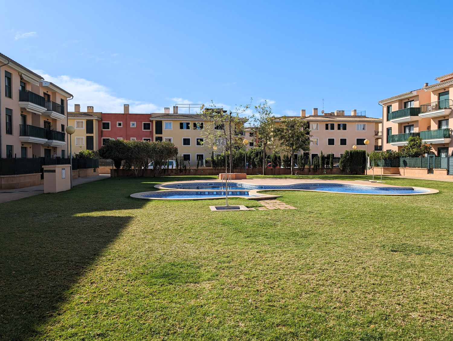 Precioso piso en planta baja con jardín privado y piscina comunitaria en Sa Torre