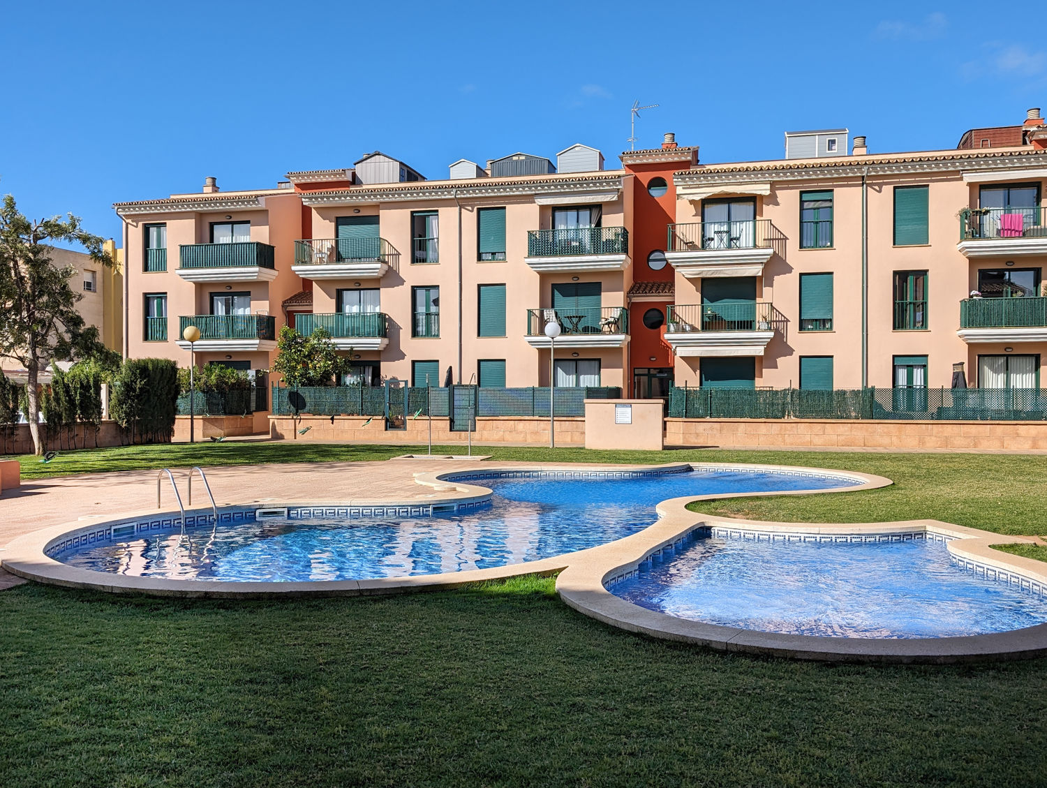 Precioso piso en planta baja con jardín privado y piscina comunitaria en Sa Torre