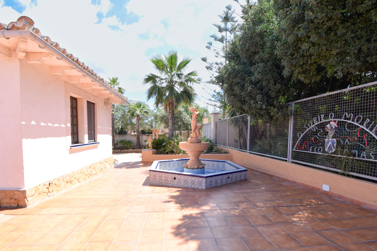 Se alquila: Gran finca con piscina en Las Palmeras