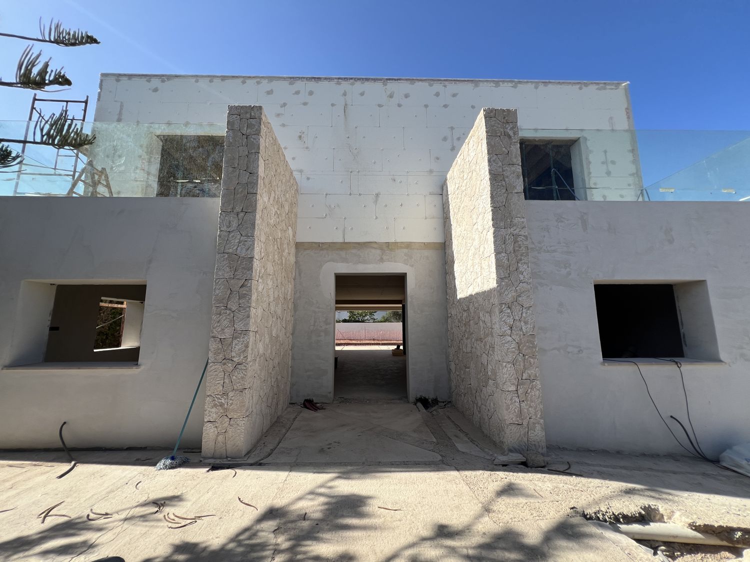 Elegante villa con piscina y jardín en Bahía Grande