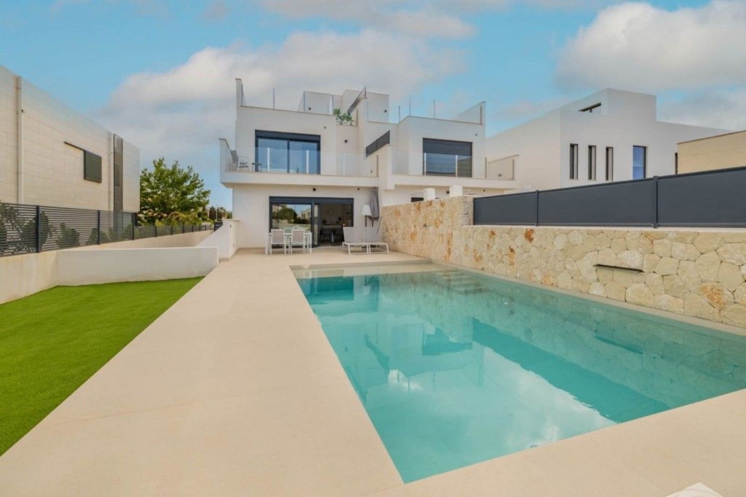 Casa de alto standing con garaje, piscina y jardín en Puig de Ros