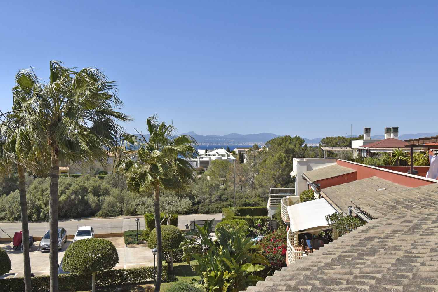 Ático con vistas al mar, terrazas y piscina en alquiler en Son Veri Nou