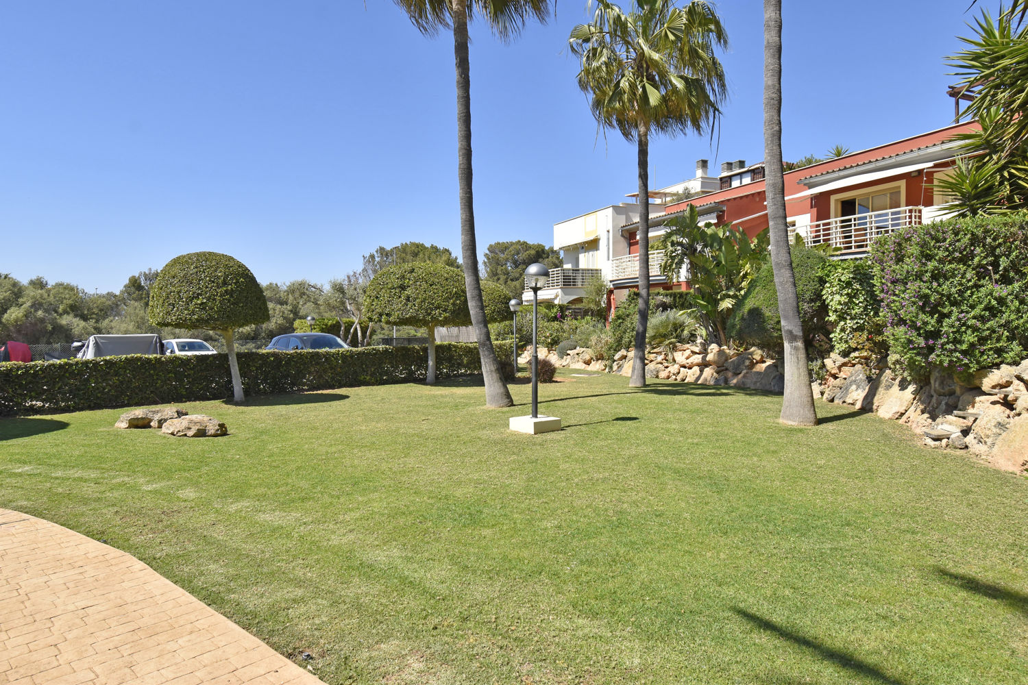 Ático con vistas al mar, terrazas y piscina en alquiler en Son Veri Nou