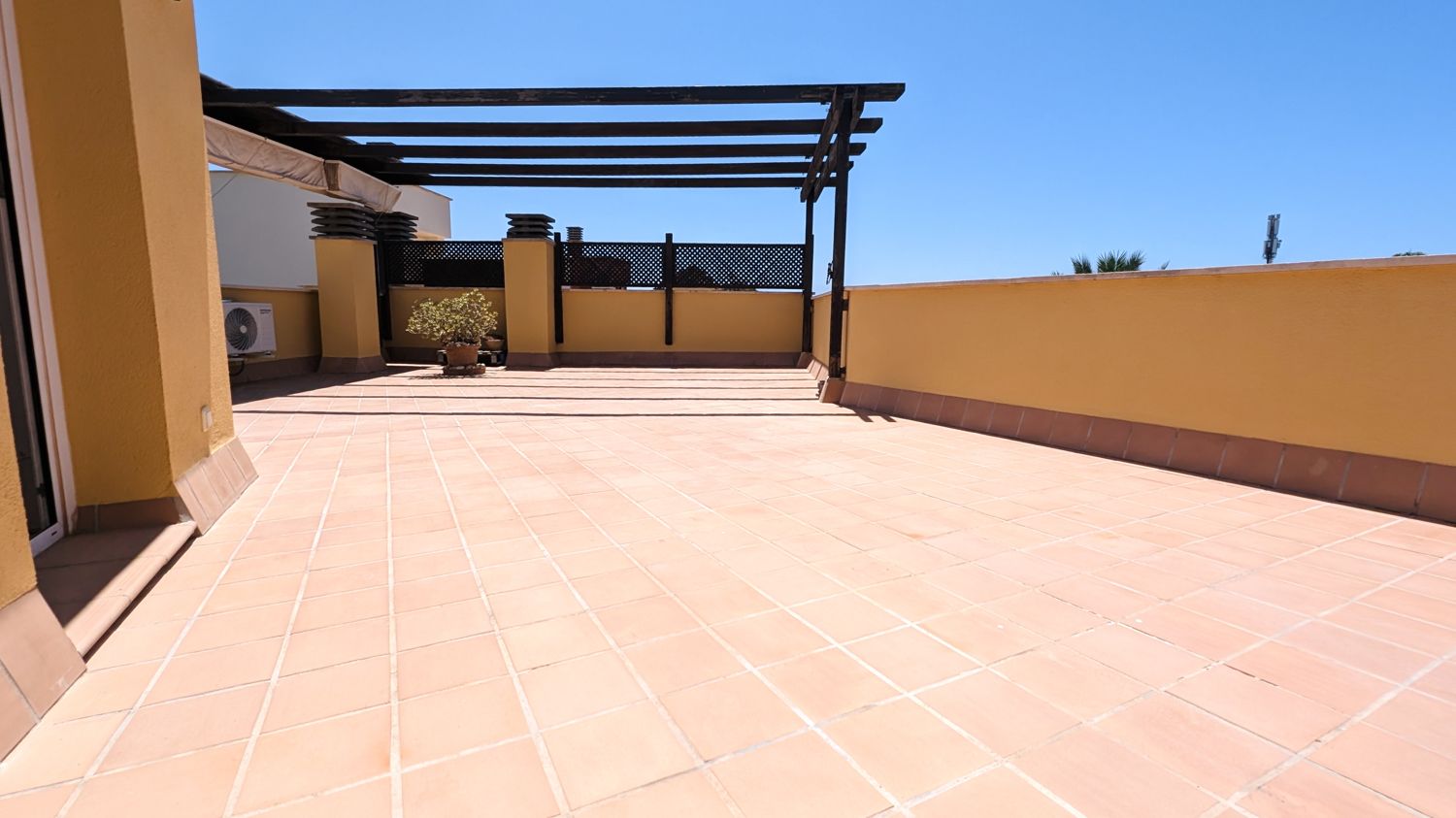 Ático con vistas al mar, terrazas y piscina en alquiler en Son Veri Nou