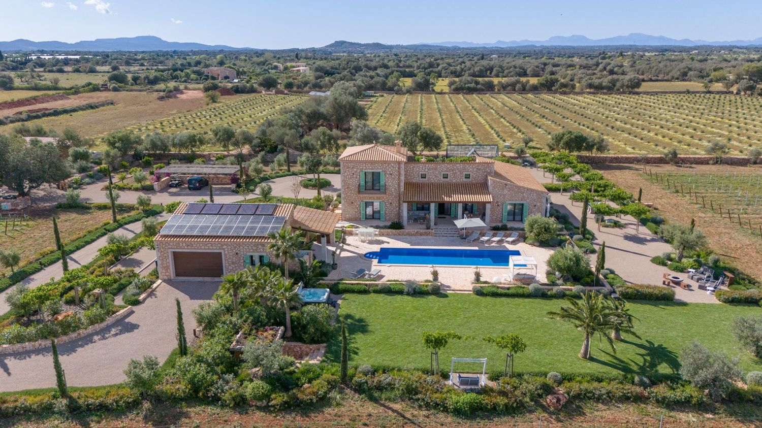 Luxurious finca with olive plantation and vineyard in Porreres