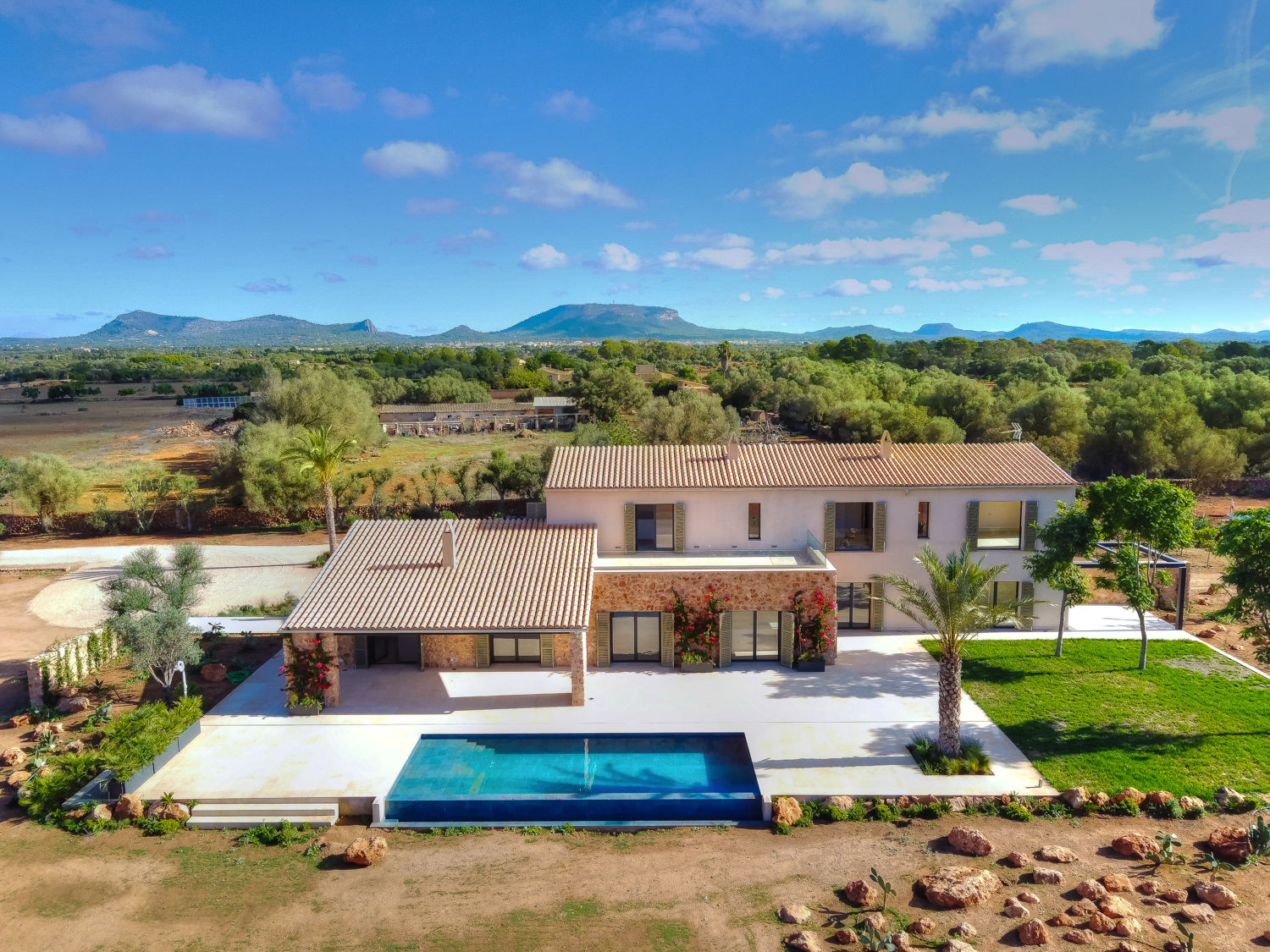 Atractiva casa de campo de nueva construcción con piscina desbordante en Llucmajor