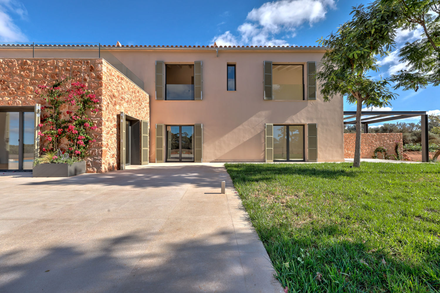 Atractiva casa de campo de nueva construcción con piscina desbordante en Llucmajor