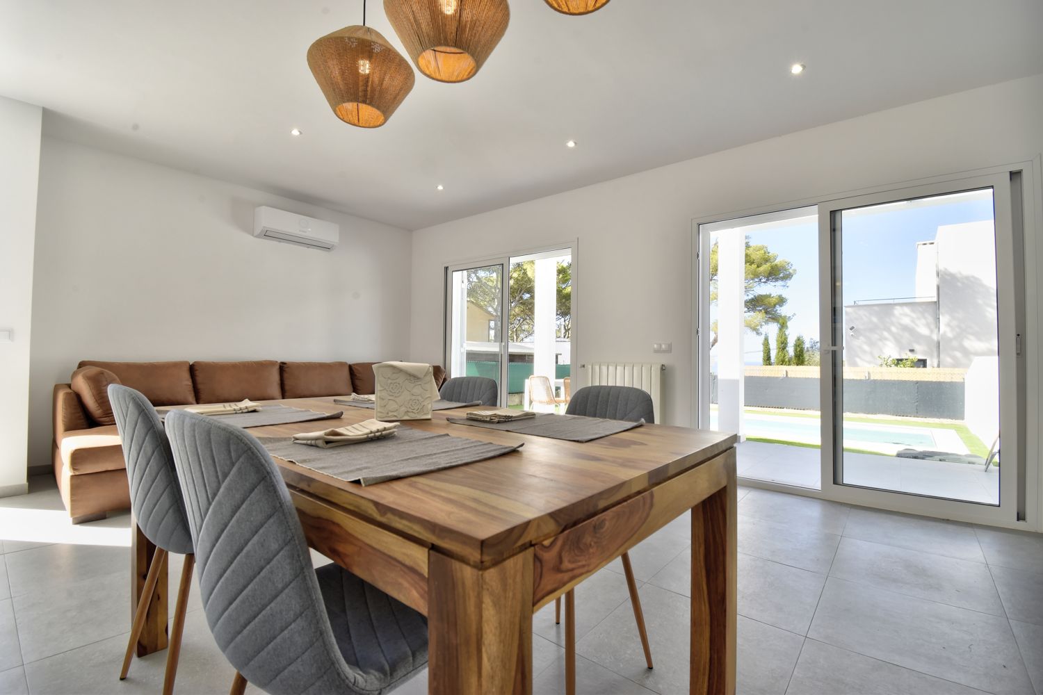 Möblierter Neubau Doppelhaus Bungalow mit Pool und kleinem Meerblick zu verkaufen