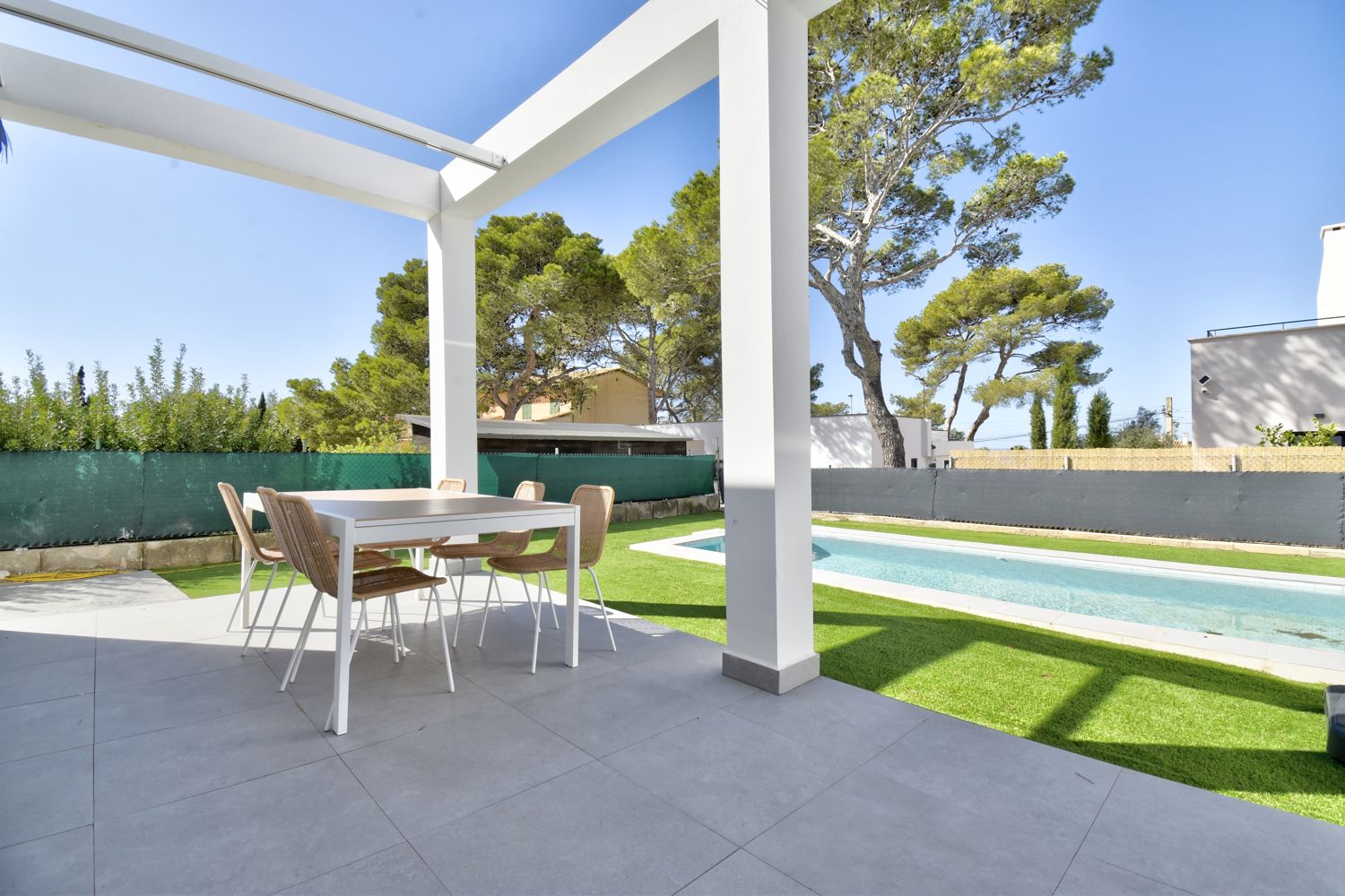 Möblierter Neubau Doppelhaus Bungalow mit Pool und kleinem Meerblick zu verkaufen