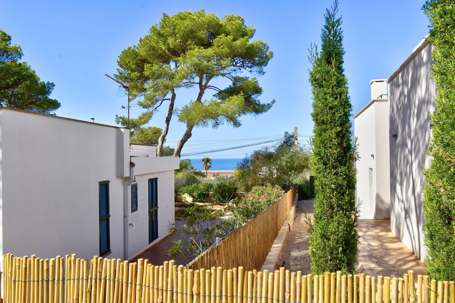 Möblierter Neubau Doppelhaus Bungalow mit Pool und kleinem Meerblick zu verkaufen