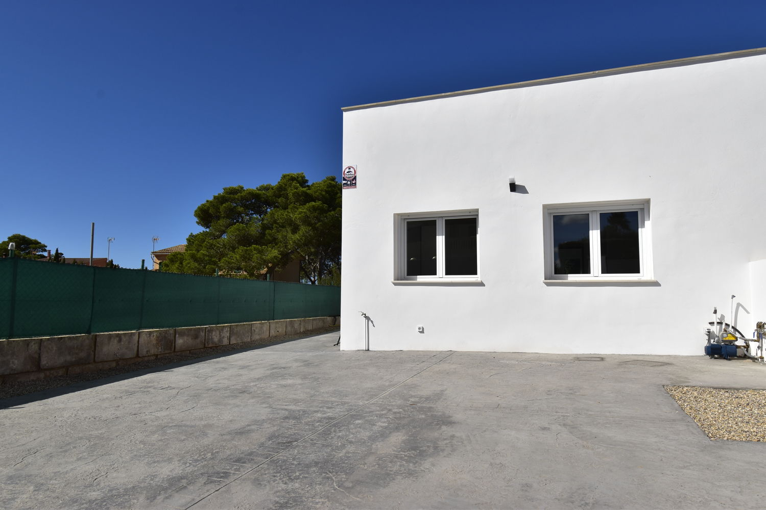 Möblierter Neubau Doppelhaus Bungalow mit Pool und kleinem Meerblick zu verkaufen