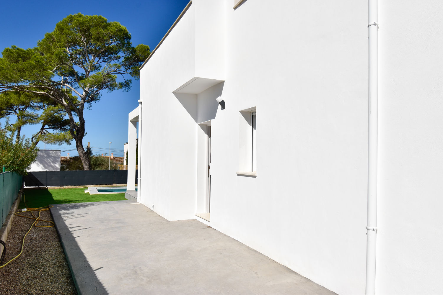 Möblierter Neubau Doppelhaus Bungalow mit Pool und kleinem Meerblick zu verkaufen