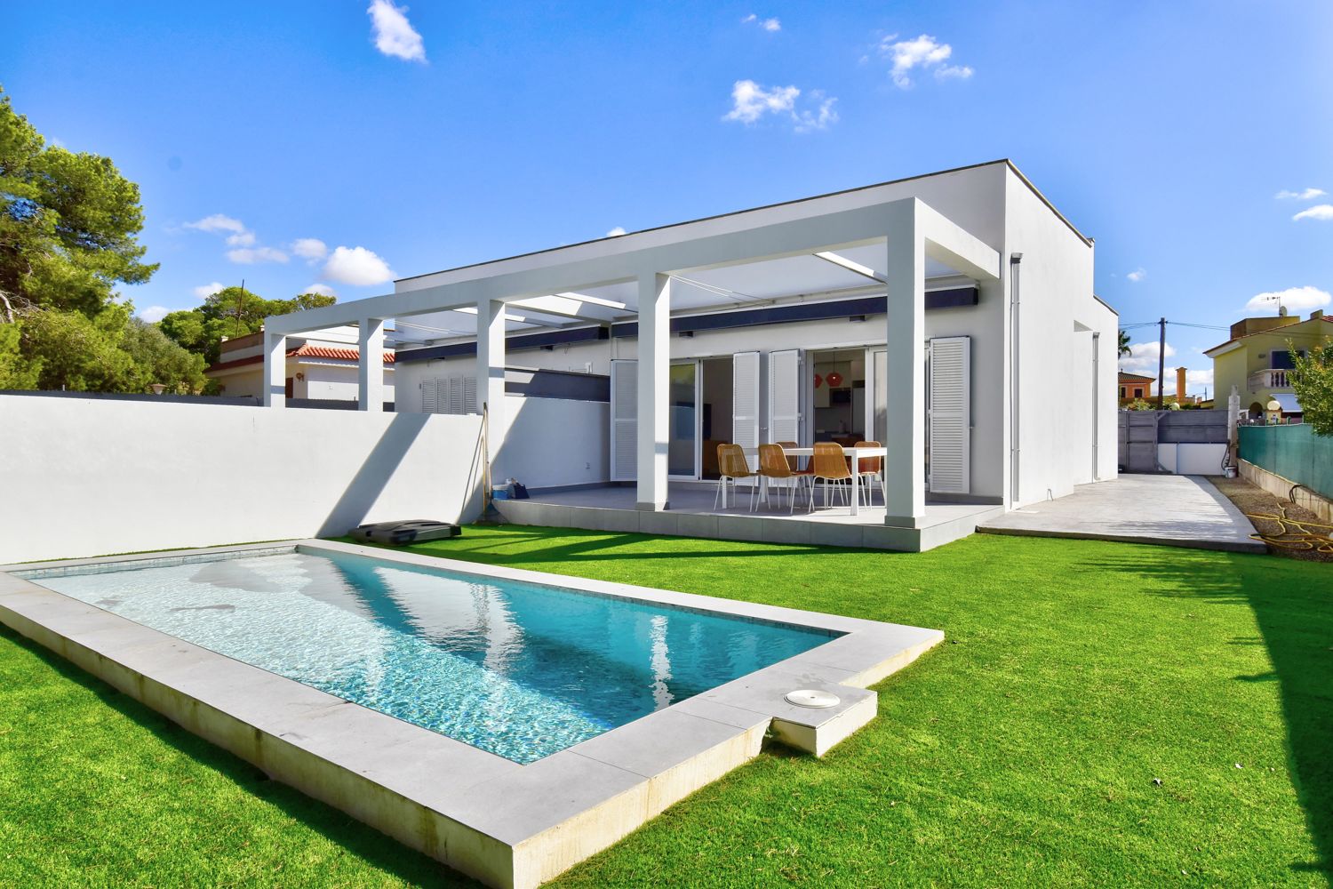 Möblierter Neubau Doppelhaus Bungalow mit Pool und kleinem Meerblick zu verkaufen