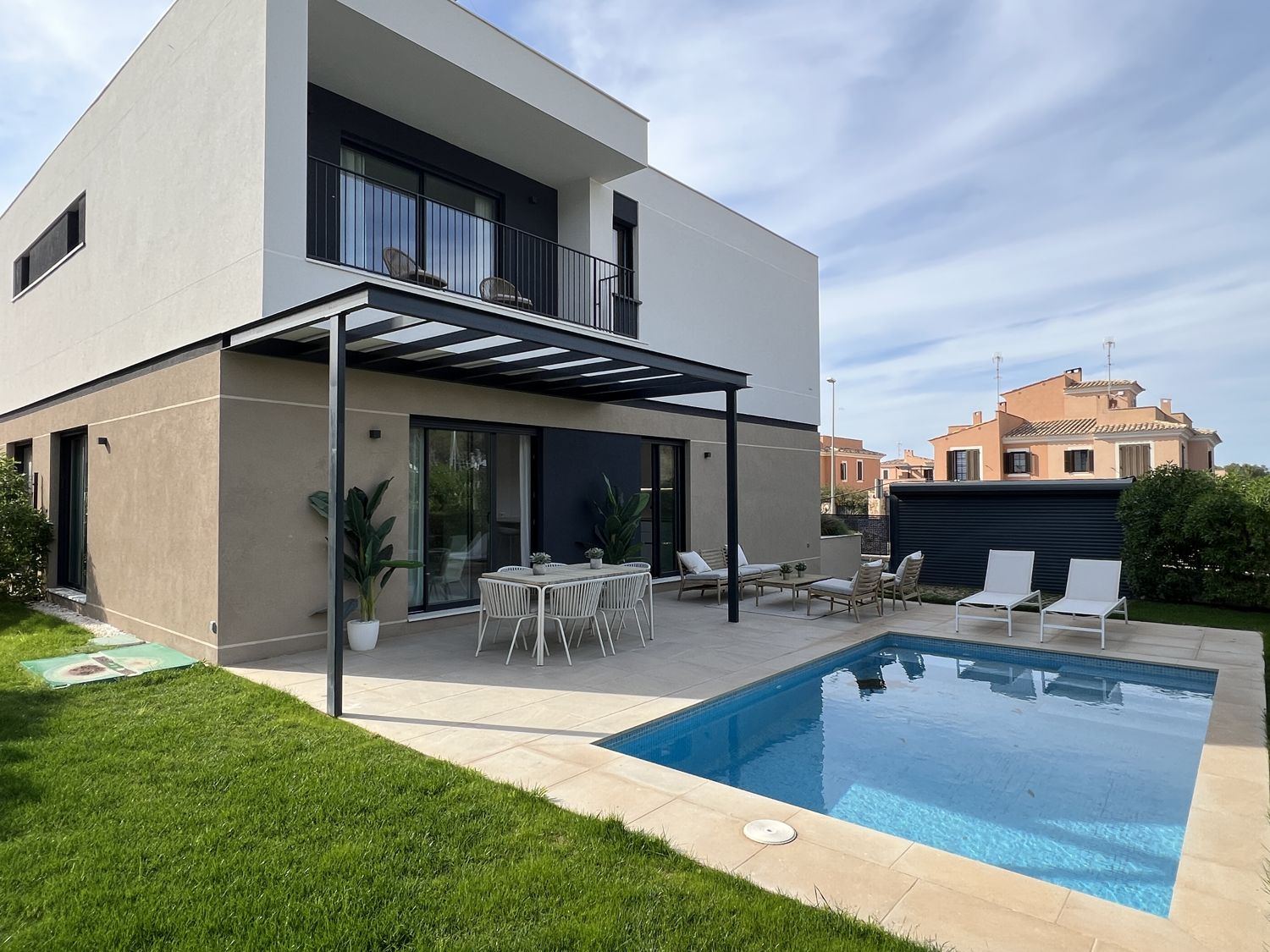 Casas de nueva construcción con jardín y piscina en el popular Puig de Ros
