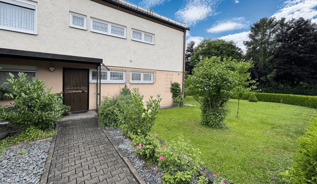 3-Familienhaus auf großem Eckgrundstück mit Gartenhaus und Doppelgarage, Aalen/Hüttfeld