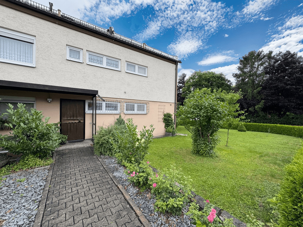 3-Familienhaus auf großem Eckgrundstück mit Gartenhaus und Doppelgarage, Aalen/Hüttfeld