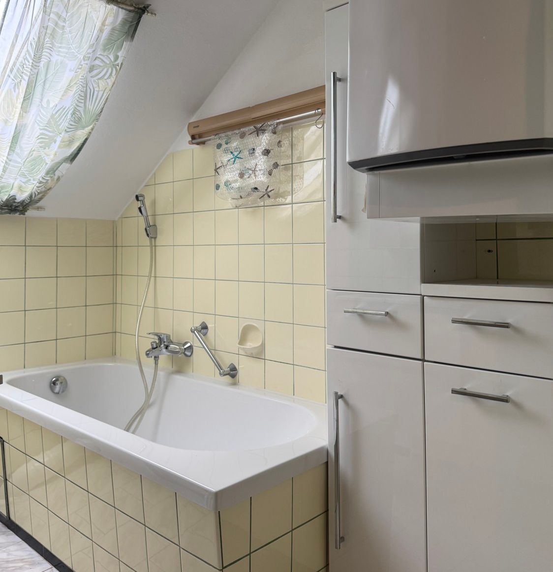 3-Familienhaus auf großem Eckgrundstück mit Gartenhaus und Doppelgarage, Aalen/Hüttfeld