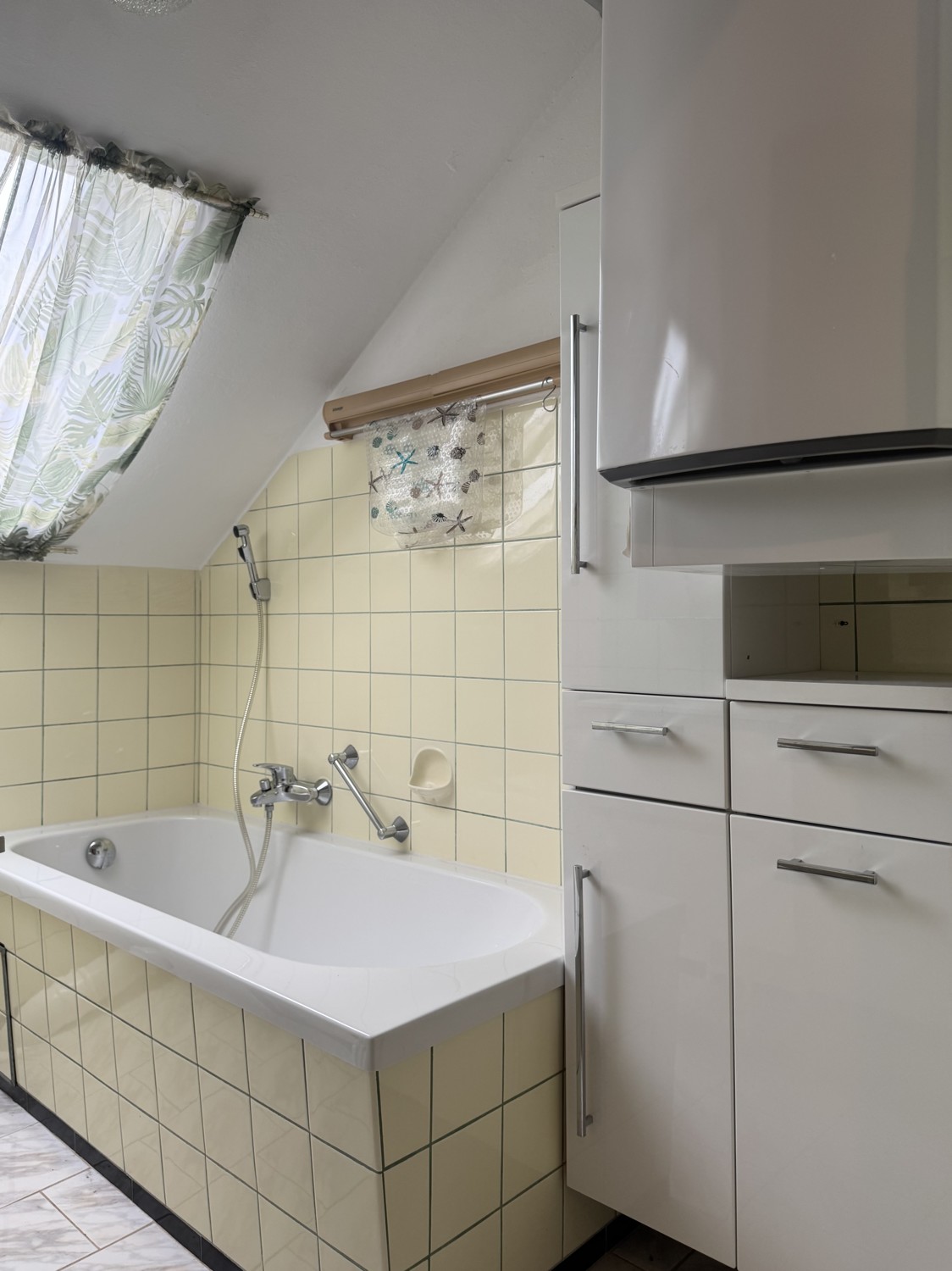 3-Familienhaus auf großem Eckgrundstück mit Gartenhaus und Doppelgarage, Aalen/Hüttfeld