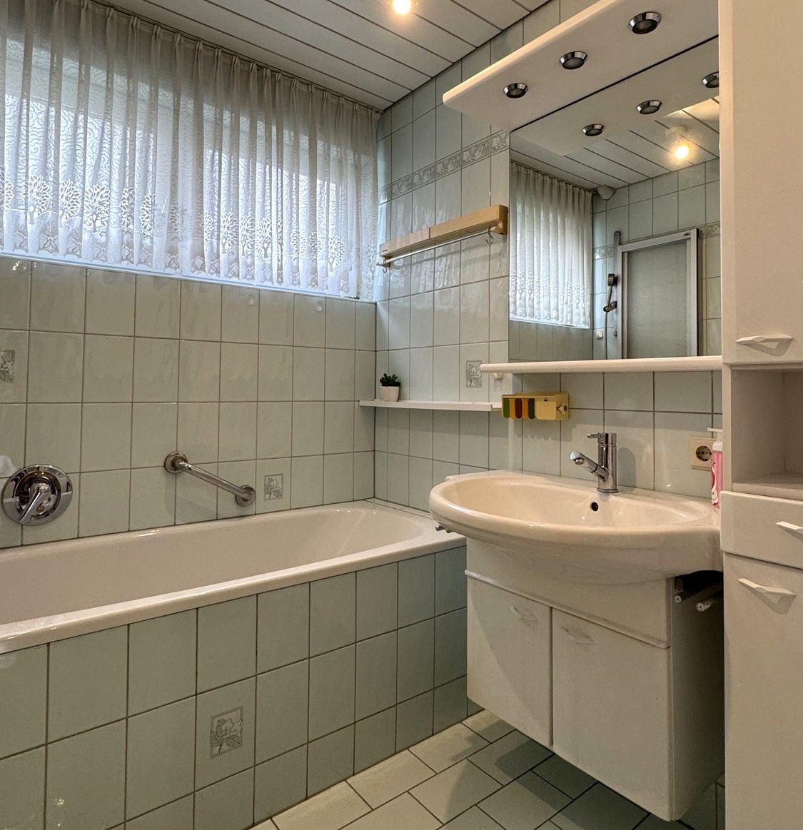 3-Familienhaus auf großem Eckgrundstück mit Gartenhaus und Doppelgarage, Aalen/Hüttfeld