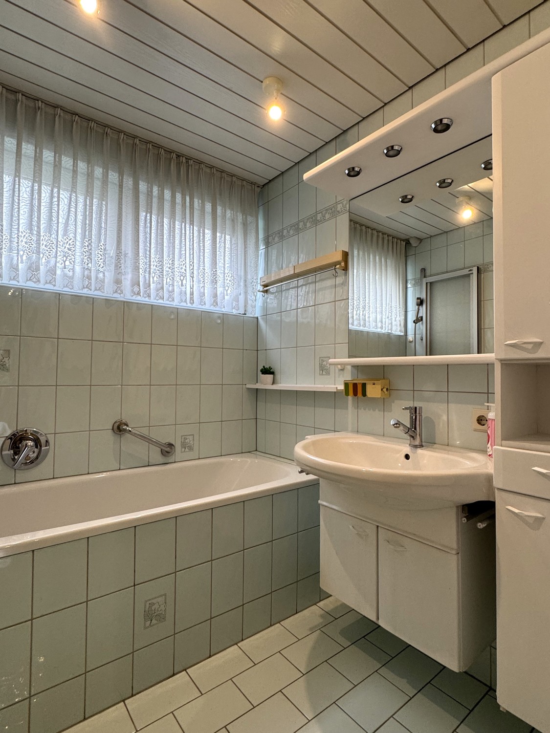 3-Familienhaus auf großem Eckgrundstück mit Gartenhaus und Doppelgarage, Aalen/Hüttfeld