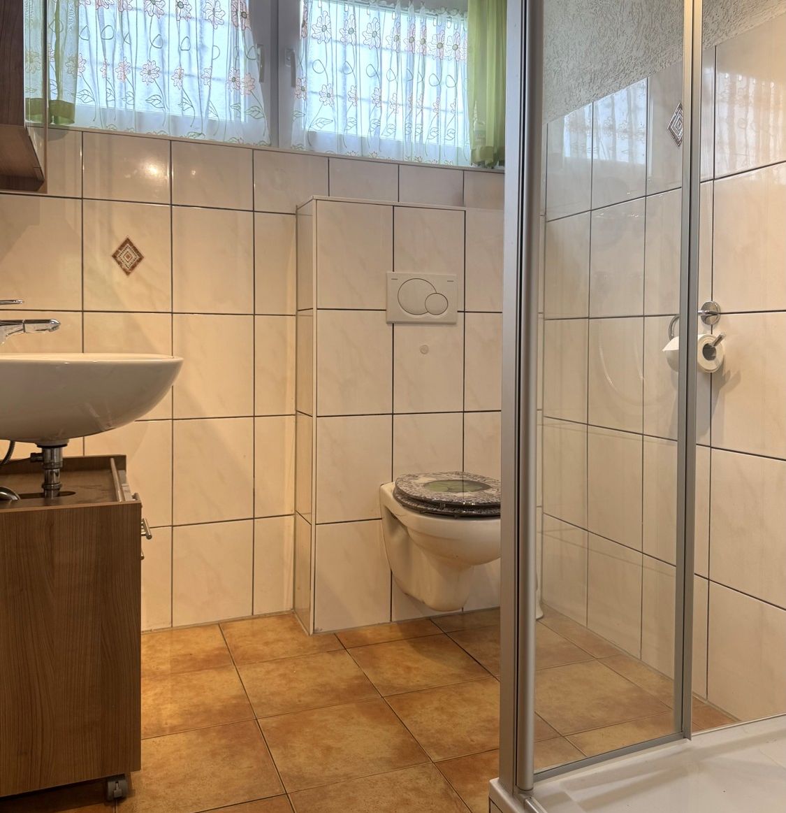 3-Familienhaus auf großem Eckgrundstück mit Gartenhaus und Doppelgarage, Aalen/Hüttfeld