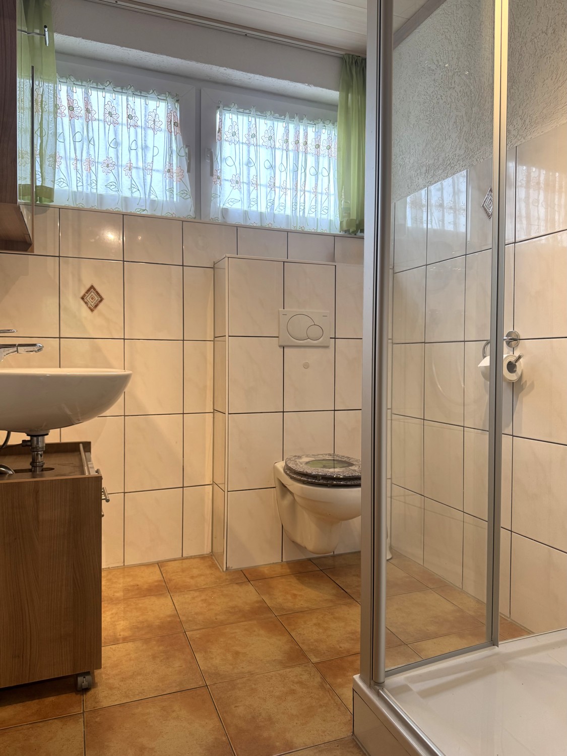 3-Familienhaus auf großem Eckgrundstück mit Gartenhaus und Doppelgarage, Aalen/Hüttfeld