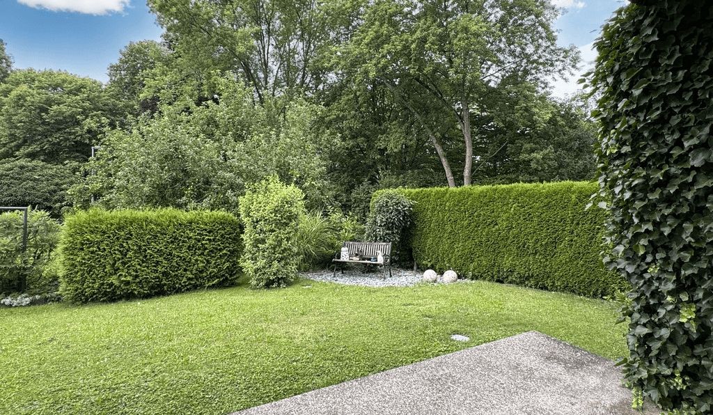 3-Familienhaus auf großem Eckgrundstück mit Gartenhaus und Doppelgarage, Aalen/Hüttfeld