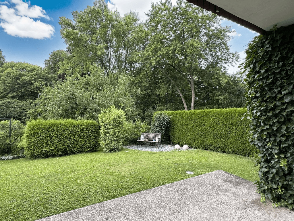 3-Familienhaus auf großem Eckgrundstück mit Gartenhaus und Doppelgarage, Aalen/Hüttfeld