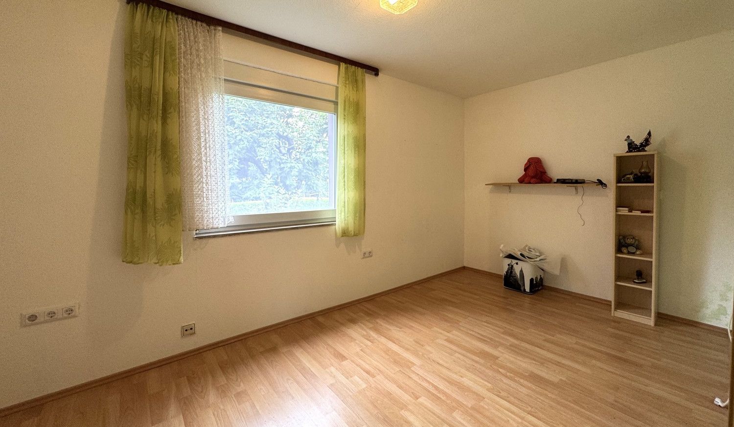 3-Familienhaus auf großem Eckgrundstück mit Gartenhaus und Doppelgarage, Aalen/Hüttfeld