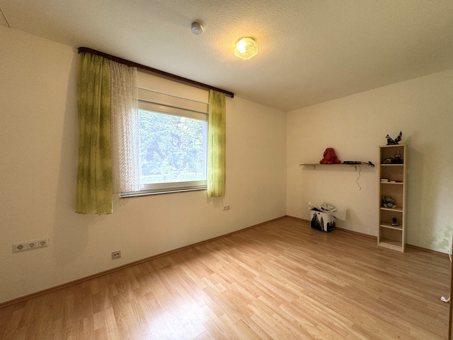 3-Familienhaus auf großem Eckgrundstück mit Gartenhaus und Doppelgarage, Aalen/Hüttfeld