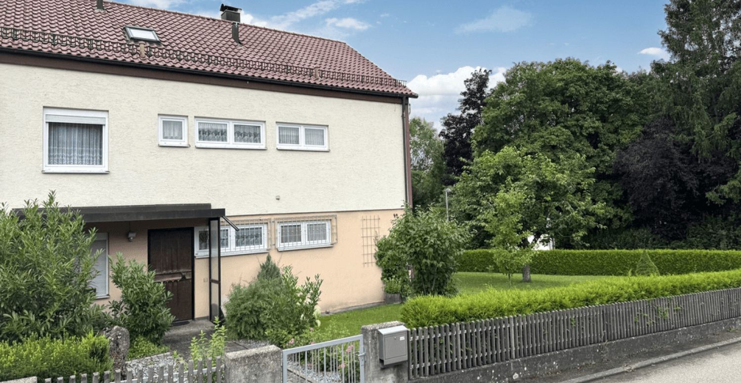 3-Familienhaus auf großem Eckgrundstück mit Gartenhaus und Doppelgarage, Aalen/Hüttfeld