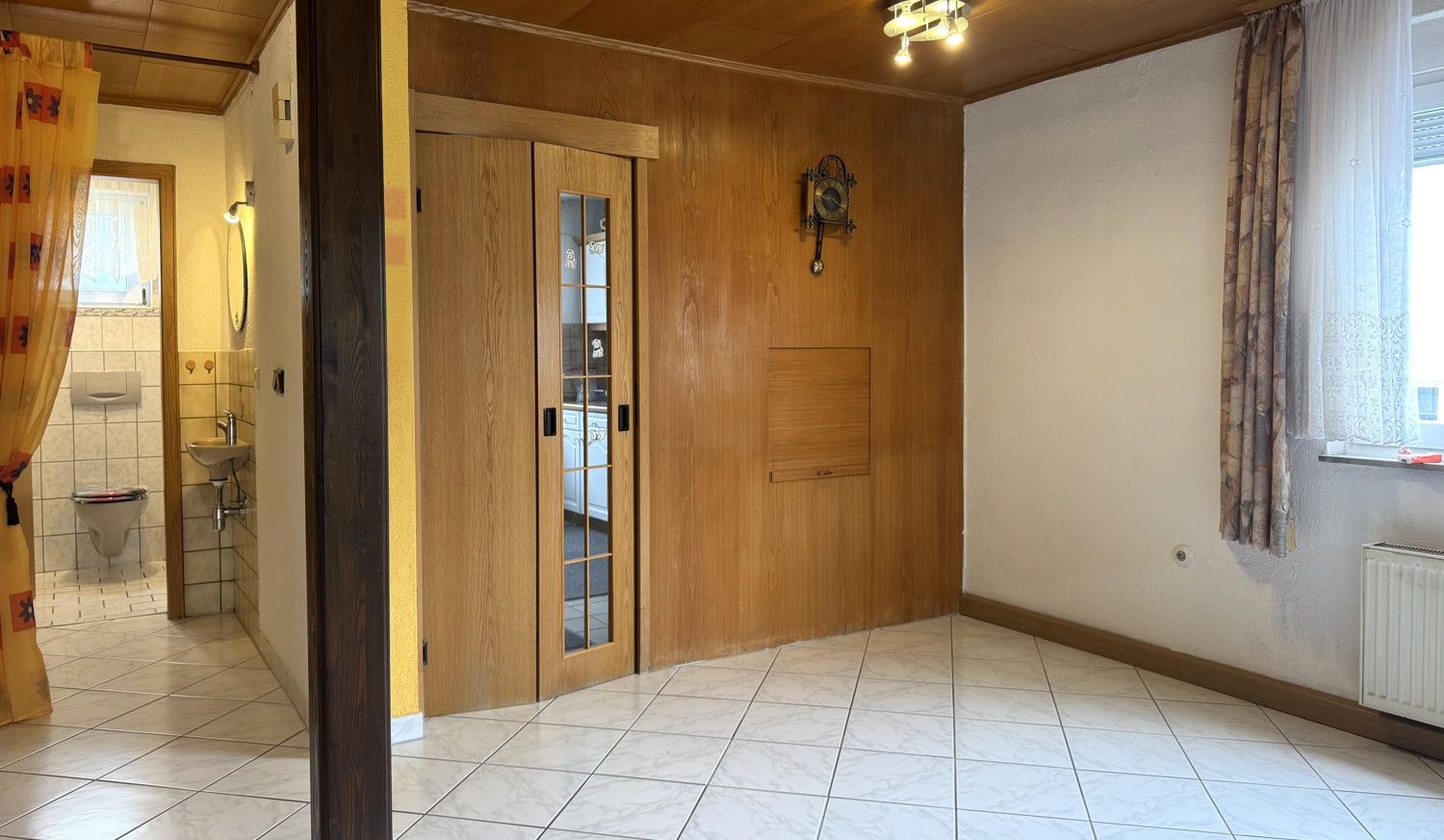 3-Familienhaus auf großem Eckgrundstück mit Gartenhaus und Doppelgarage, Aalen/Hüttfeld