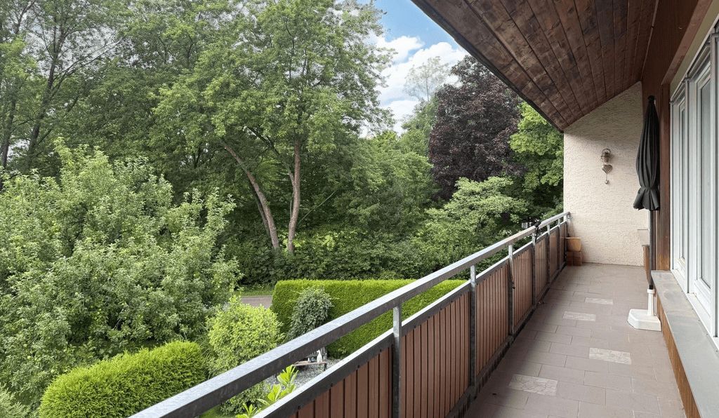 3-Familienhaus auf großem Eckgrundstück mit Gartenhaus und Doppelgarage, Aalen/Hüttfeld