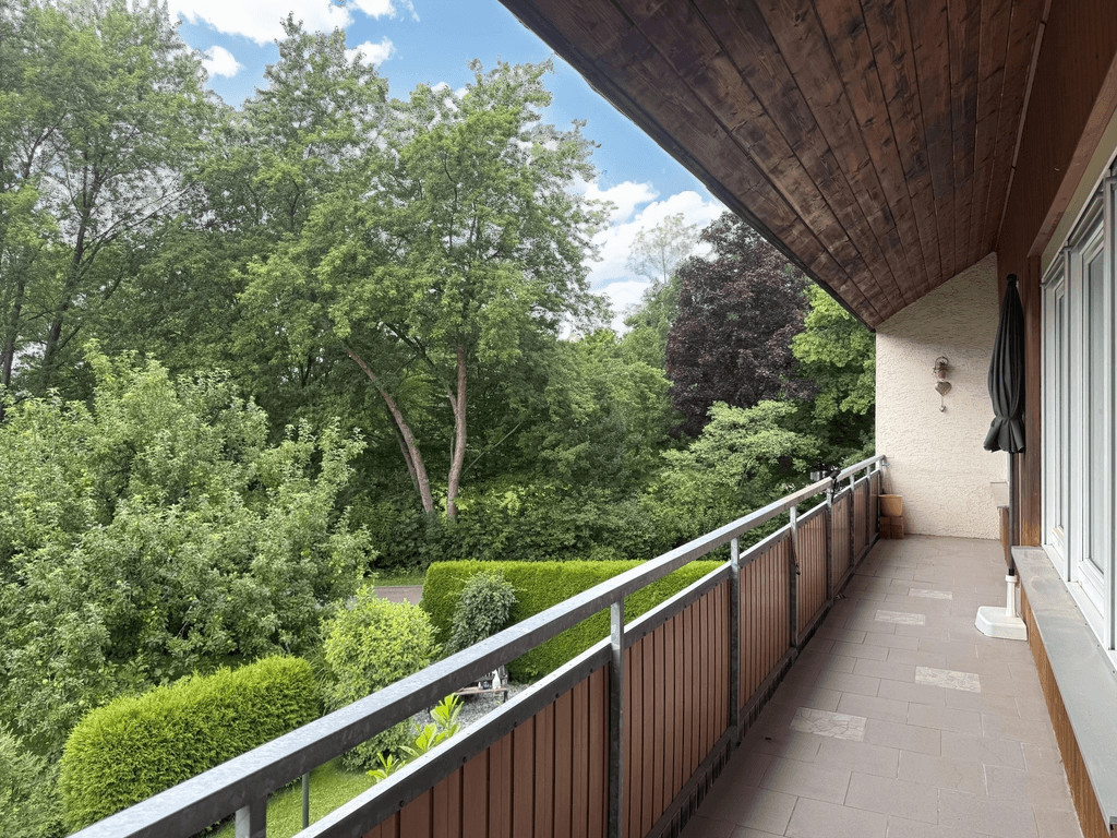 3-Familienhaus auf großem Eckgrundstück mit Gartenhaus und Doppelgarage, Aalen/Hüttfeld