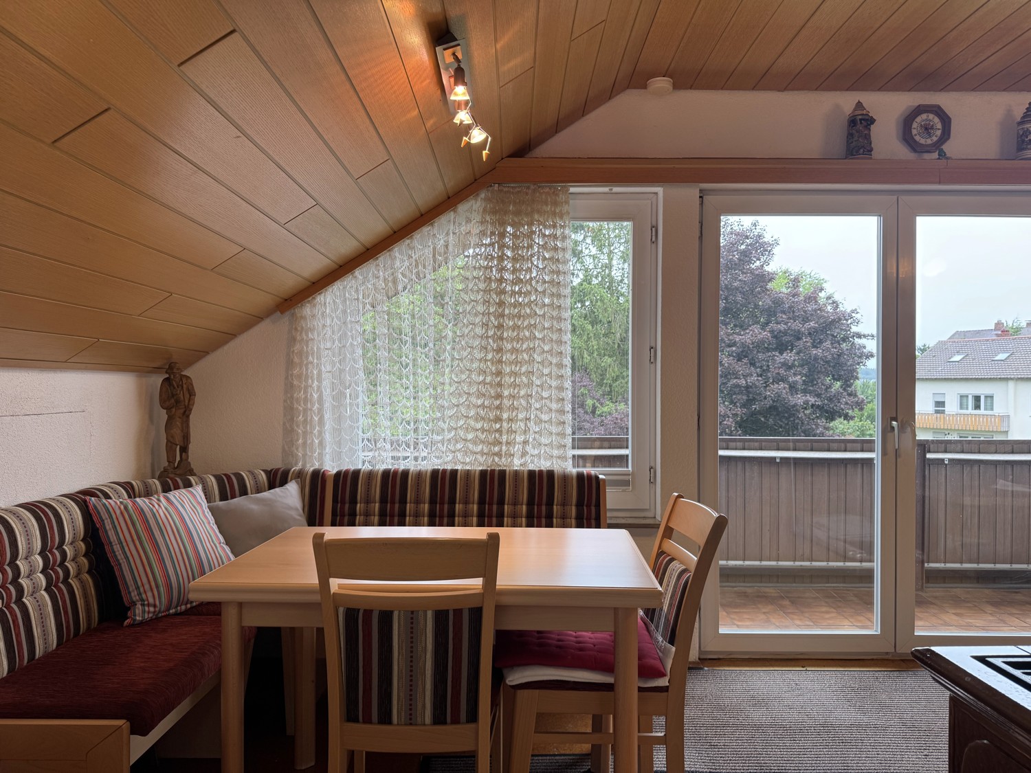 3-Familienhaus auf großem Eckgrundstück mit Gartenhaus und Doppelgarage, Aalen/Hüttfeld