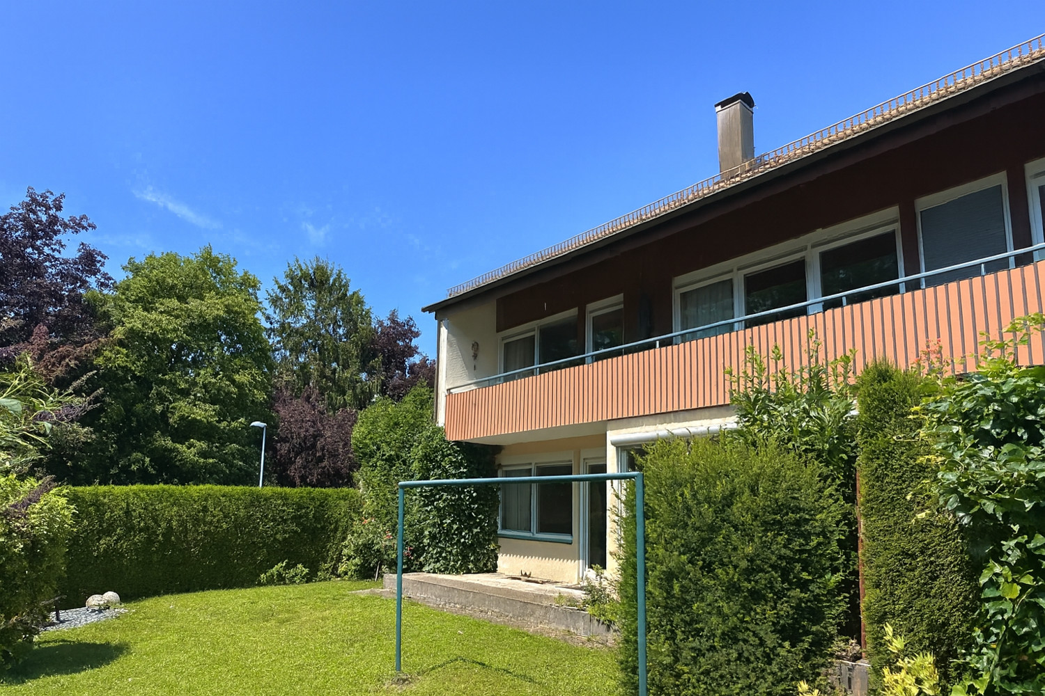 3-Familienhaus auf großem Eckgrundstück mit Gartenhaus und Doppelgarage, Aalen/Hüttfeld
