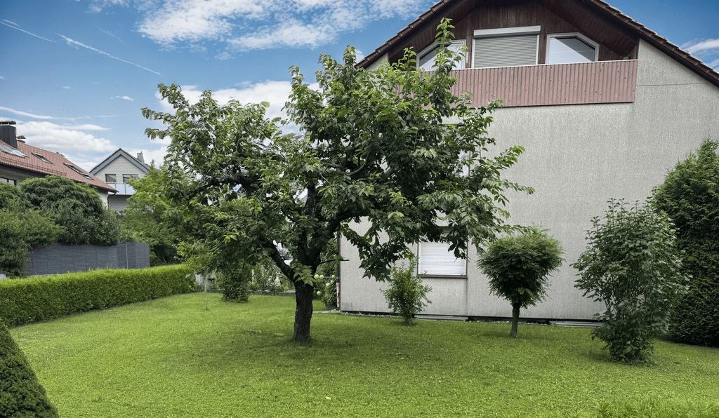 3-Familienhaus auf großem Eckgrundstück mit Gartenhaus und Doppelgarage, Aalen/Hüttfeld