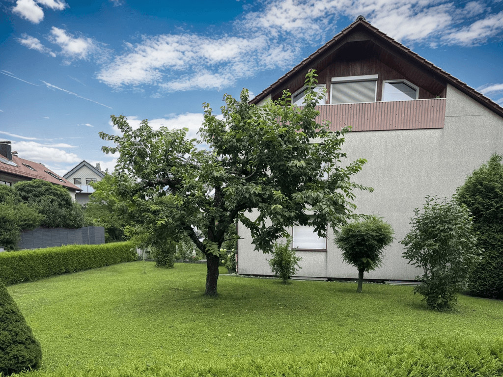 3-Familienhaus auf großem Eckgrundstück mit Gartenhaus und Doppelgarage, Aalen/Hüttfeld