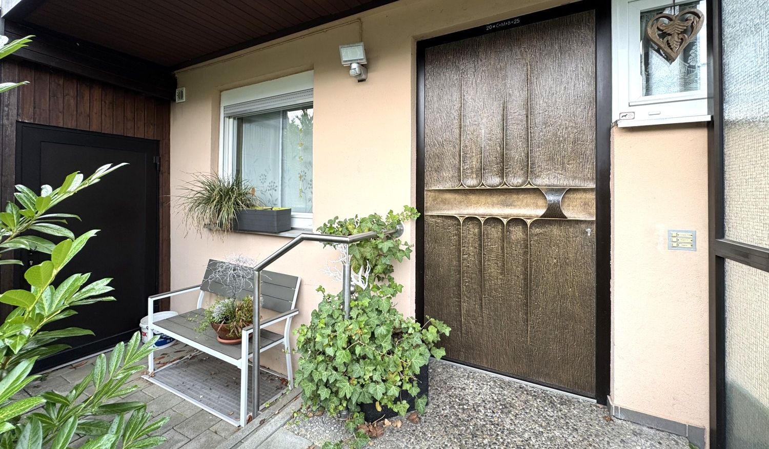 3-Familienhaus auf großem Eckgrundstück mit Gartenhaus und Doppelgarage, Aalen/Hüttfeld