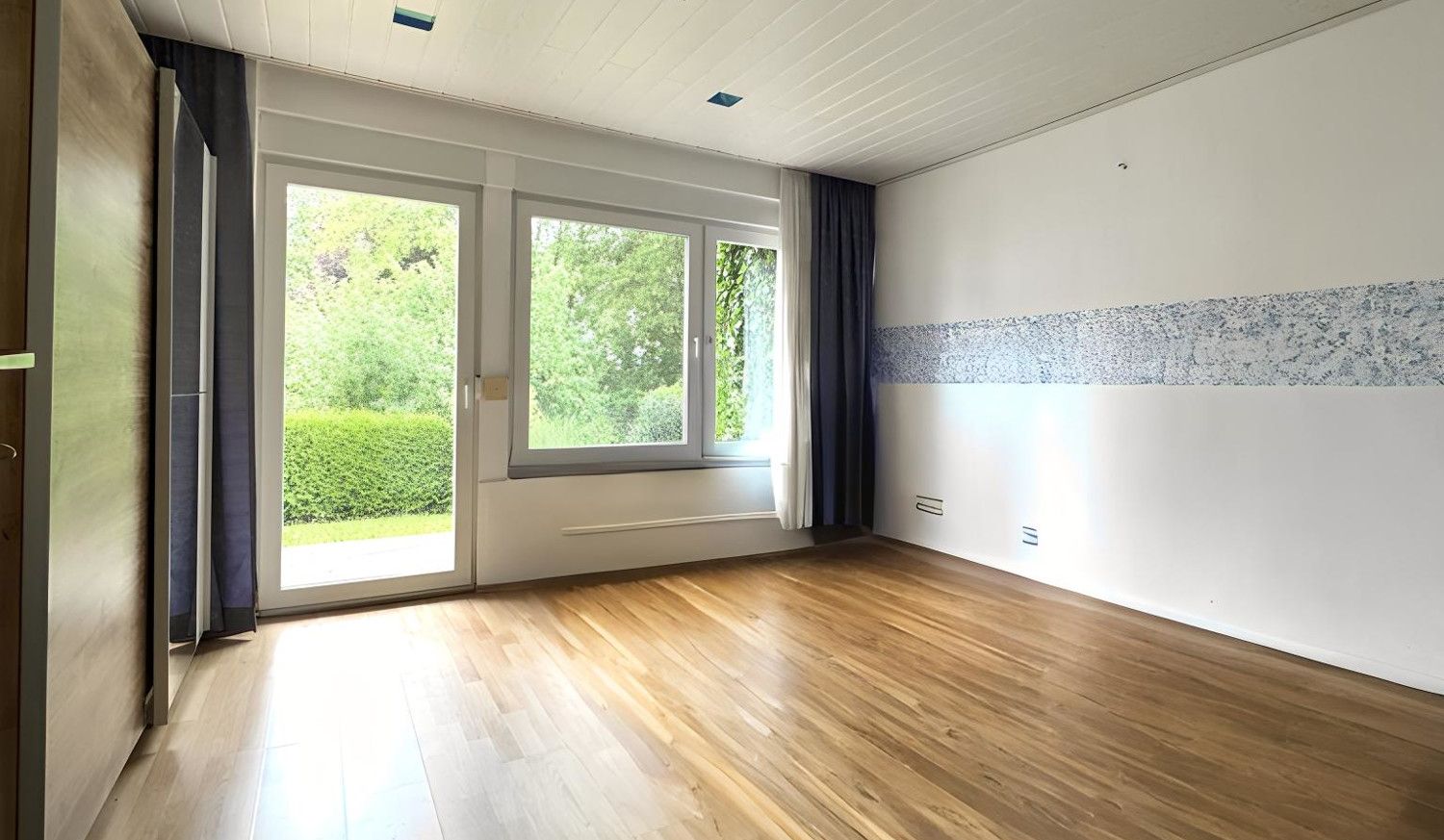 3-Familienhaus auf großem Eckgrundstück mit Gartenhaus und Doppelgarage, Aalen/Hüttfeld