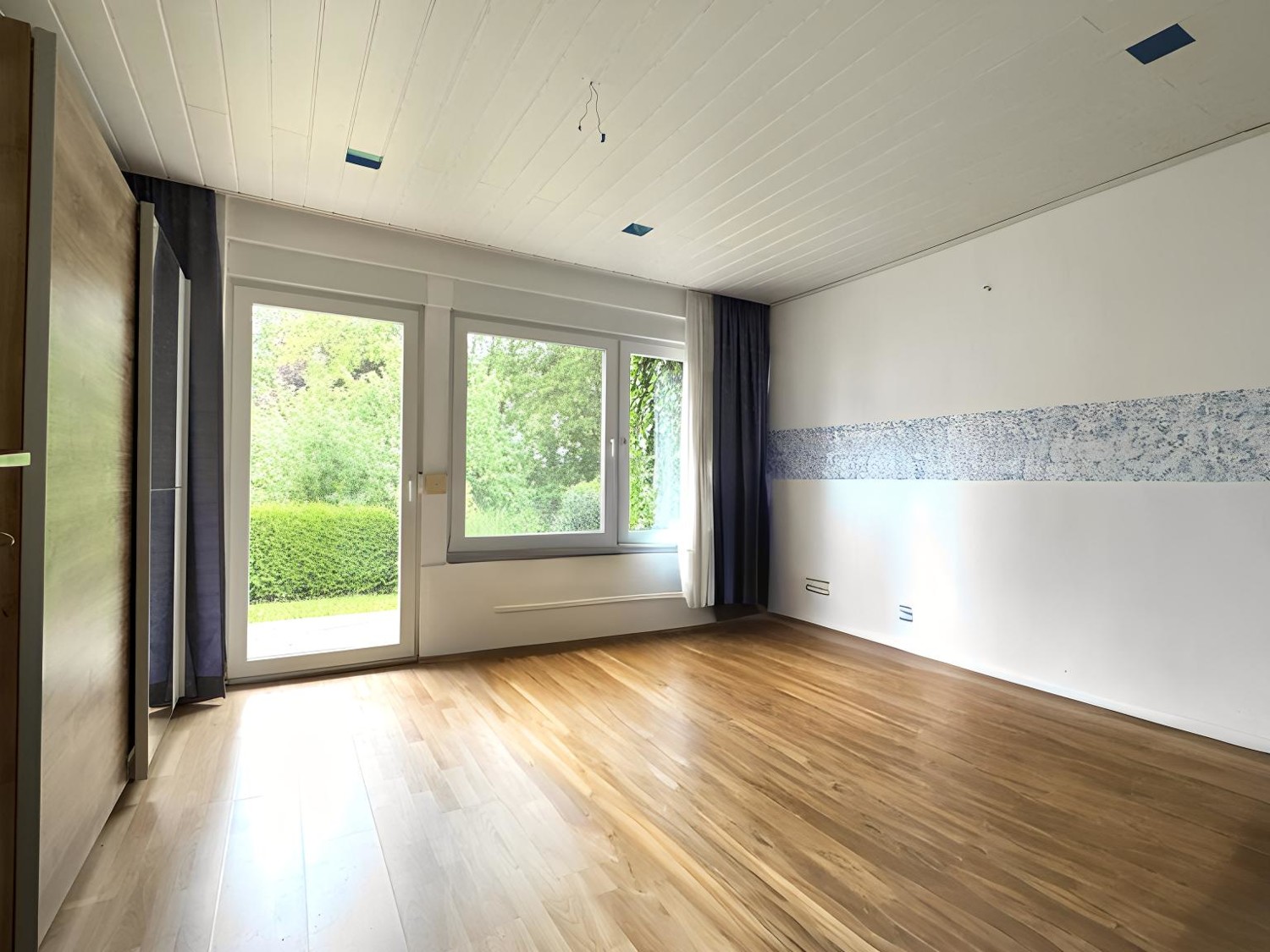 3-Familienhaus auf großem Eckgrundstück mit Gartenhaus und Doppelgarage, Aalen/Hüttfeld
