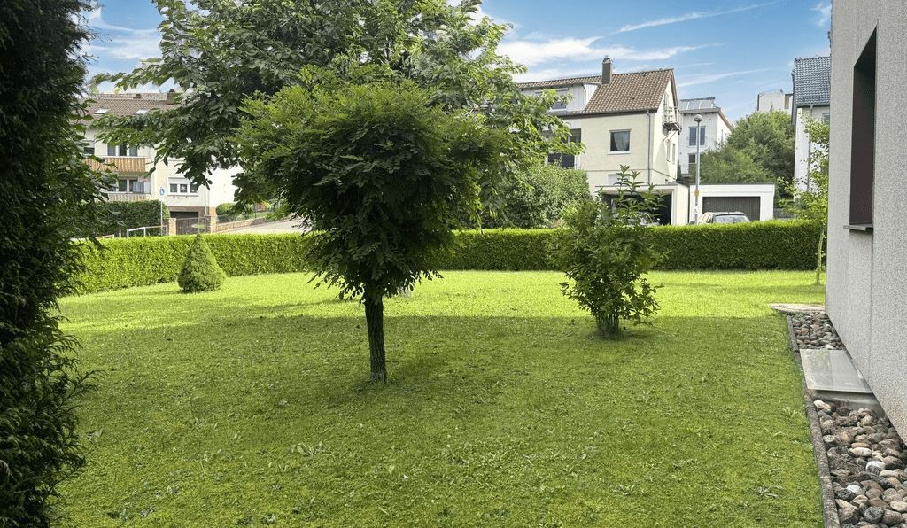 3-Familienhaus auf großem Eckgrundstück mit Gartenhaus und Doppelgarage, Aalen/Hüttfeld
