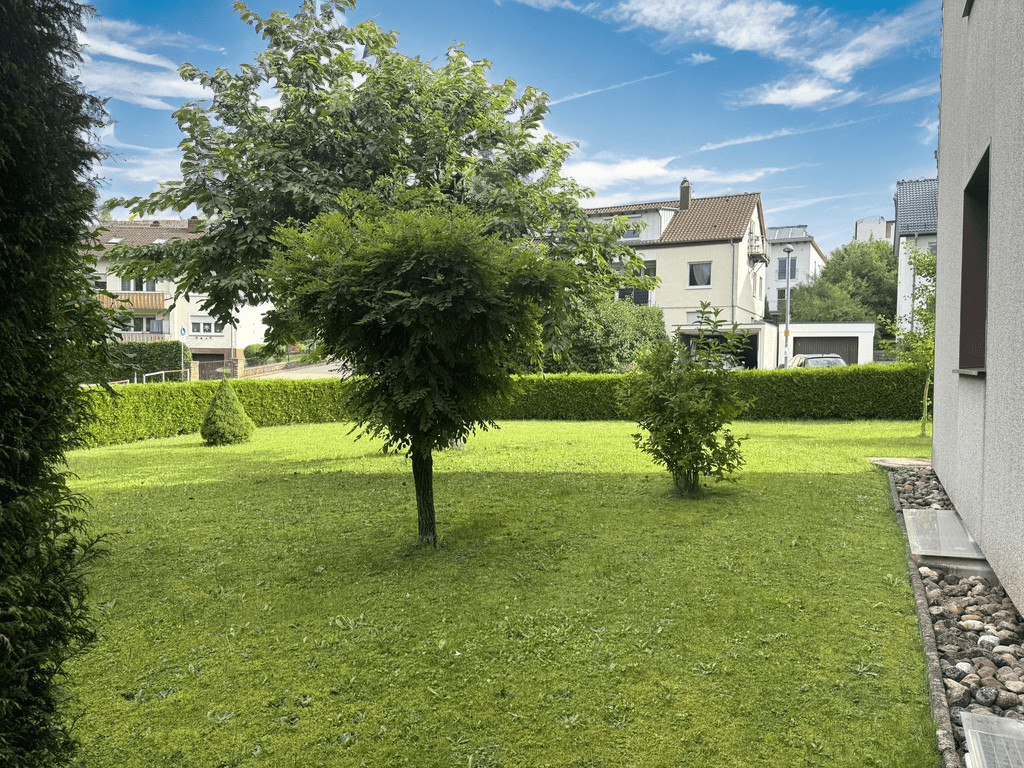 3-Familienhaus auf großem Eckgrundstück mit Gartenhaus und Doppelgarage, Aalen/Hüttfeld