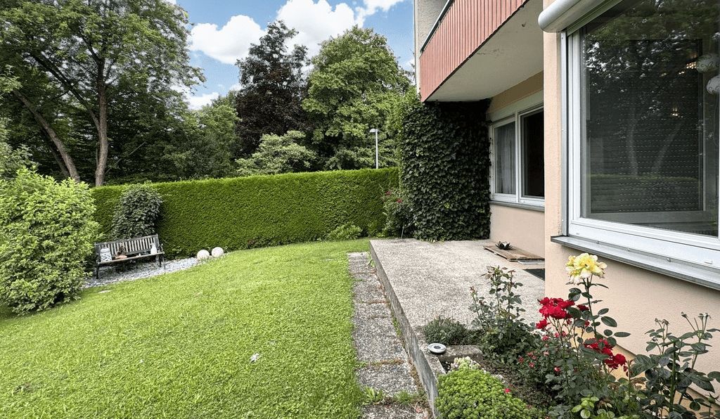 3-Familienhaus auf großem Eckgrundstück mit Gartenhaus und Doppelgarage, Aalen/Hüttfeld