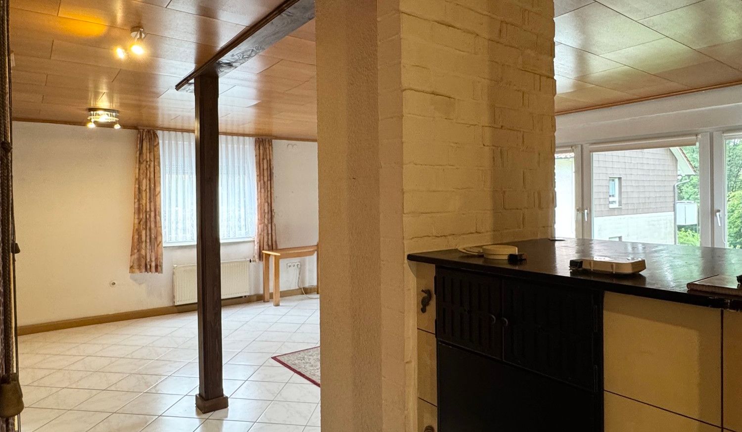 3-Familienhaus auf großem Eckgrundstück mit Gartenhaus und Doppelgarage, Aalen/Hüttfeld