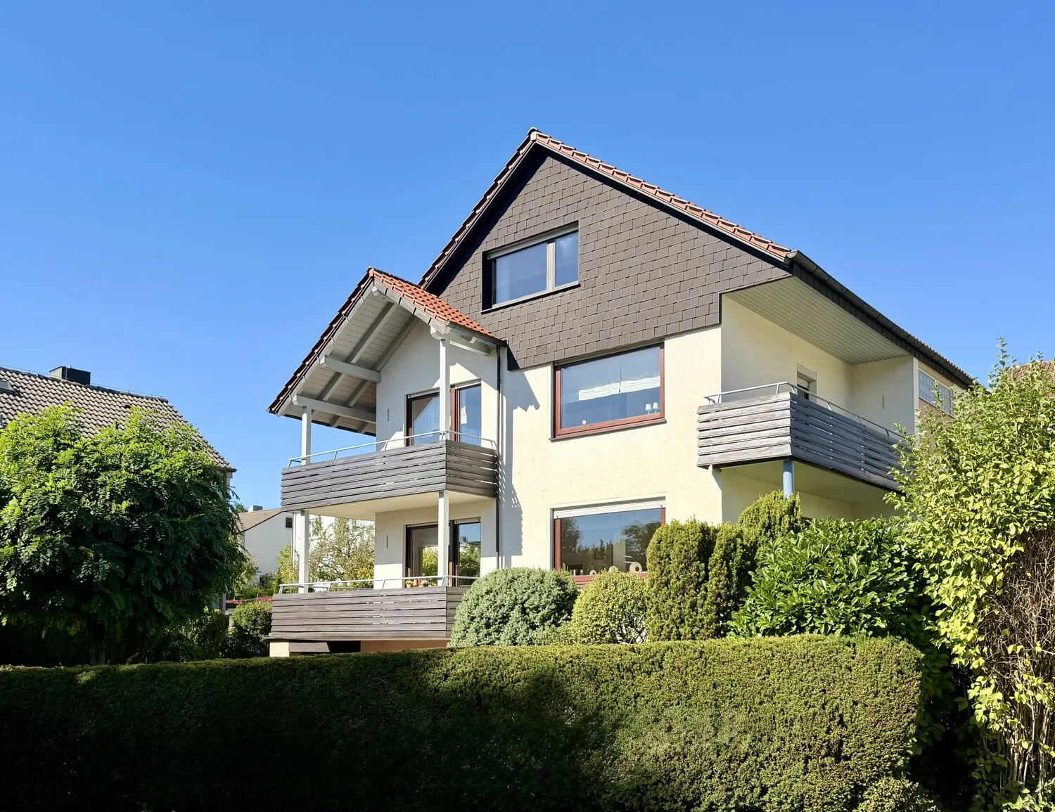 Wohnhaus mit 3 Wohnungen, 2 Garagen, ruhige Lage - Grauleshof