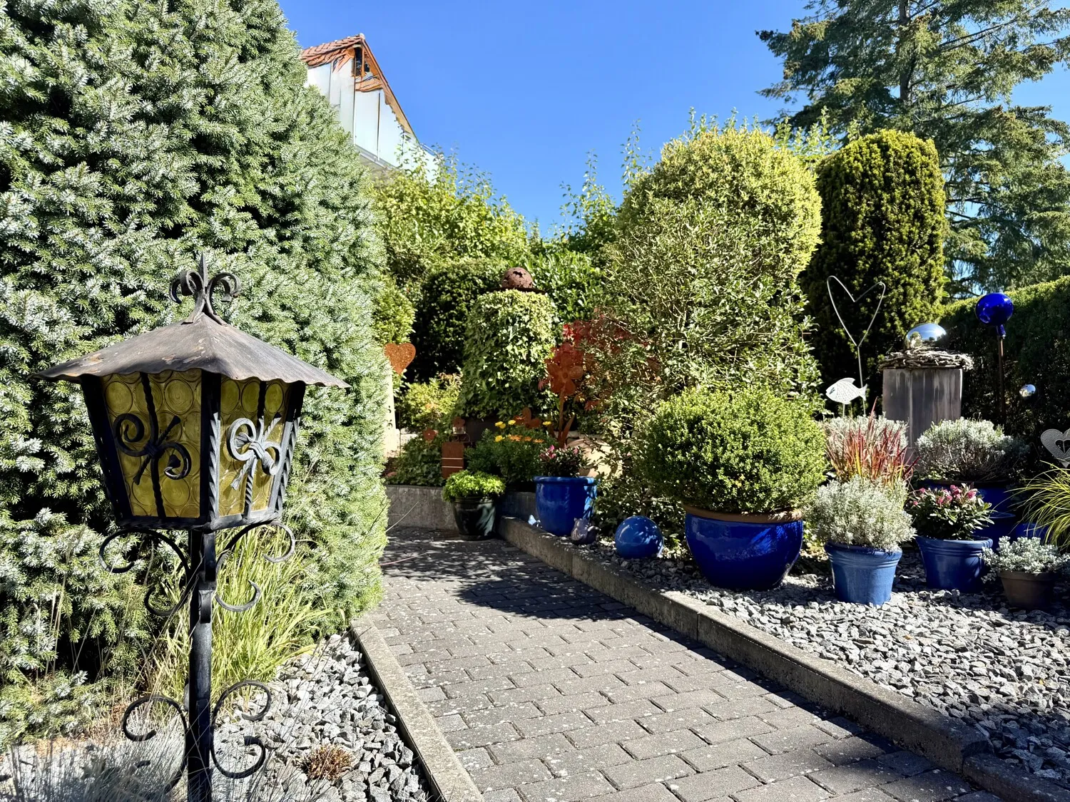 Wohnhaus mit 3 Wohnungen, 2 Garagen, ruhige Lage - Grauleshof