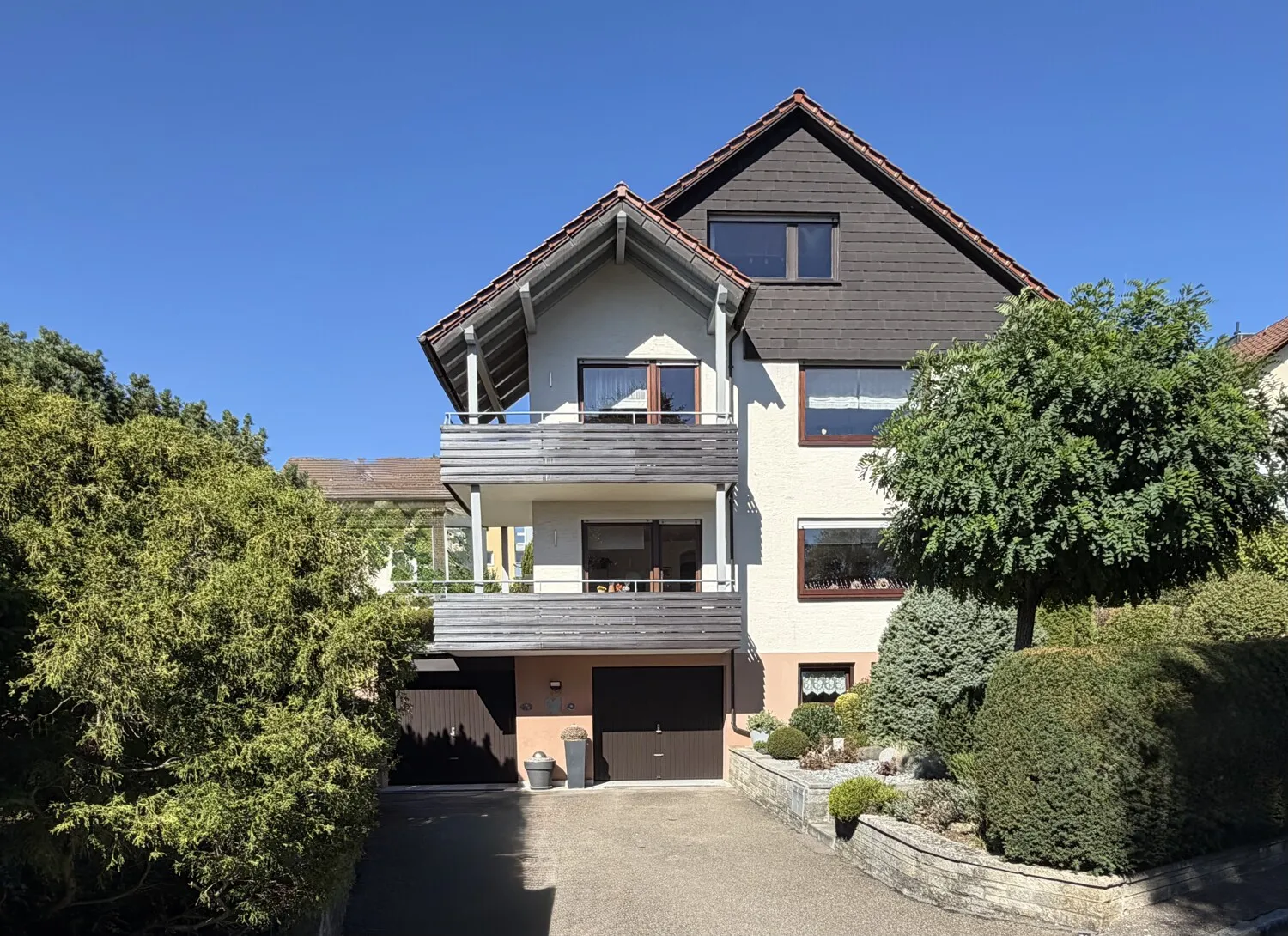 Wohnhaus mit 3 Wohnungen, 2 Garagen, ruhige Lage - Grauleshof